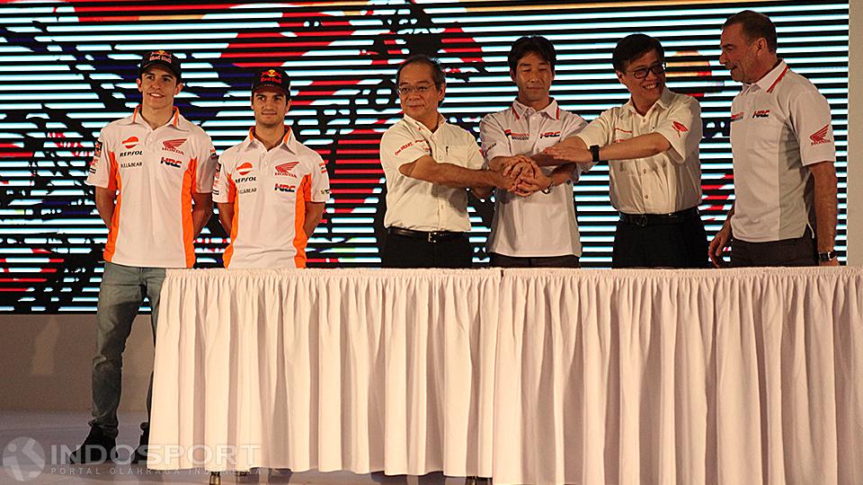 Dua pembalap MotoGP asal tim Repsol Honda, Marc Marquez dan Dani Pedrosa saat peluncuran motor RC213V di Arena JIExpo Kemayoran, Jakarta, Jumat (03/02/17).